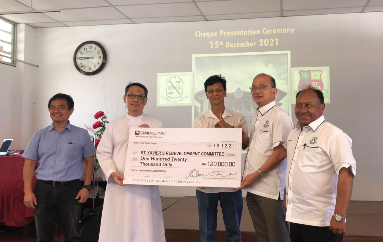 St Xavier’s Institution director Bro. Jason Blaikie (second from left) receiving a RM120,000 cheque as donation from Old Xaverians Association president Datuk Khoo Khay Seang (second from right). – IAN MCINTYRE/The Vibes pic, December 24, 2021