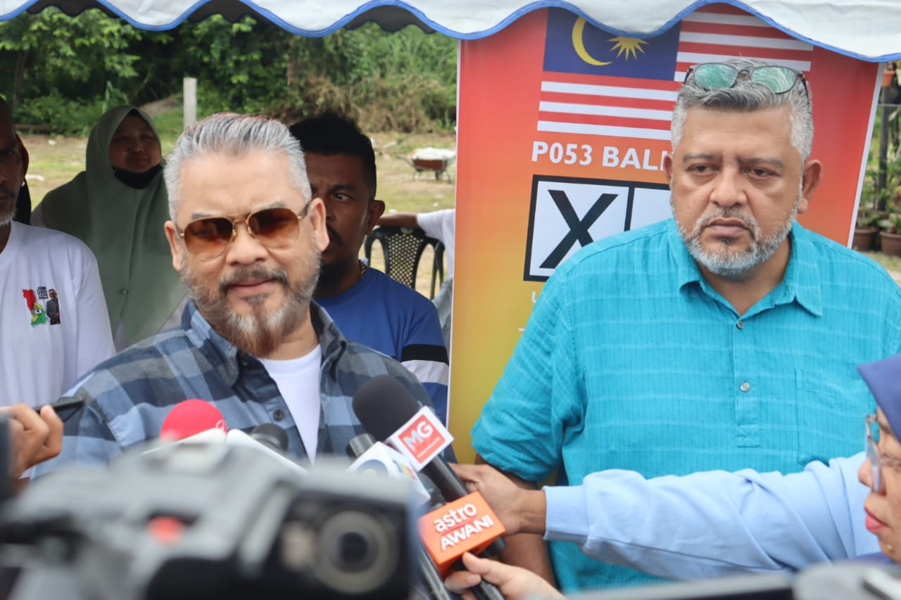 Independent candidate Datuk Sabaruddin Ahmad (right), with supporter and rockstar Datuk Awie (left) by his side, has promised Balik Pulau traders to improve their livelihoods if he was voted to be MP. – IAN MCINTYRE/The Vibes pic, November 14, 2022