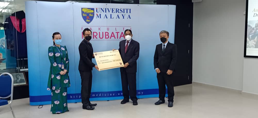 Epidemiologist Dr Wan Kim Sui (second from left) receiving his award from former health director-general Tan Sri Dr Mohamed Ismail Merican. – The Vibes pic, January 23, 2022
