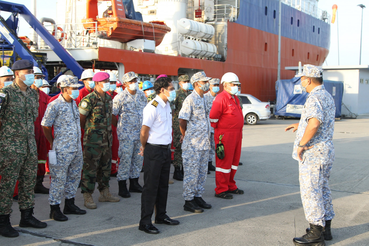 Members of the Royal Malaysian Navy and crew preparing to board a ship to join the search mission for the missing Indonesia’s submarine KRI Nanggala at Sepanggar naval base in Sabah. – EPA pic, April 23, 2021