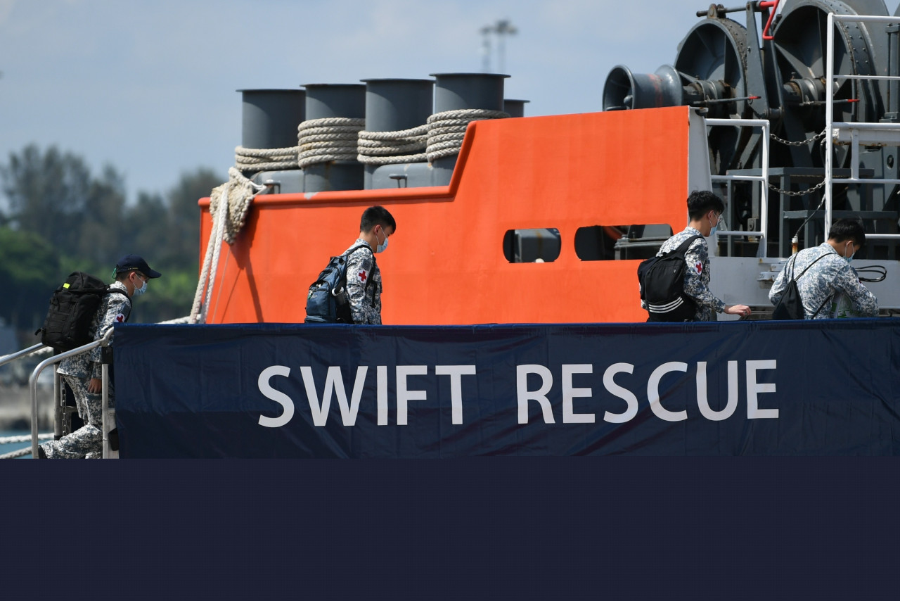 Singapore Navy sailors boarding the MV Swift Rescue to aid in the rescue of the missing Indonesian submarine KRI Nanggala-402 from Singapore. – EPA pic, April 23, 2021