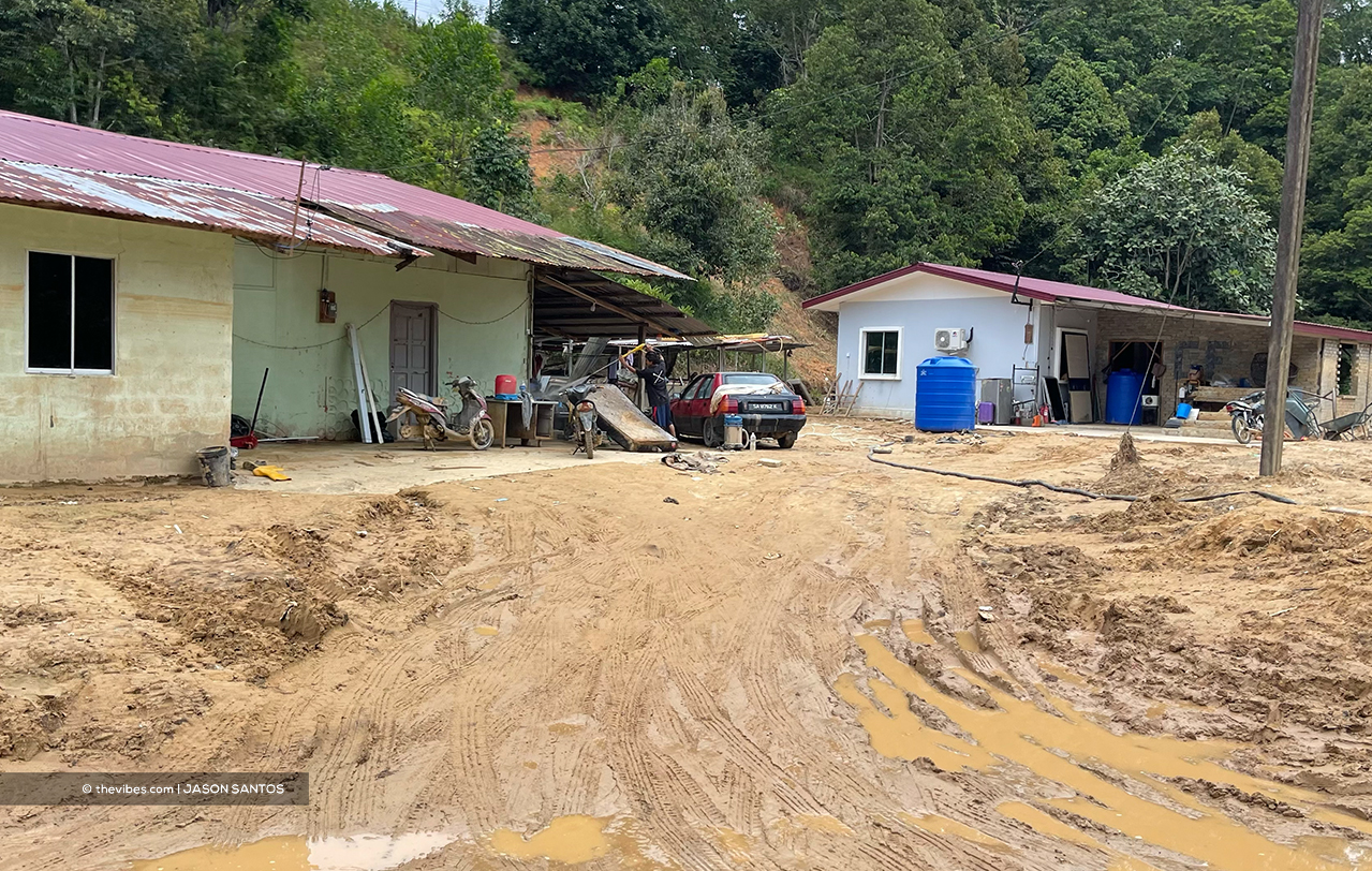 Sugud villagers claim that land clearing activities uphill caused the mud floods, subsequently causing significant property damage. – JASON SANTOS/The Vibes pic, October 12, 2021