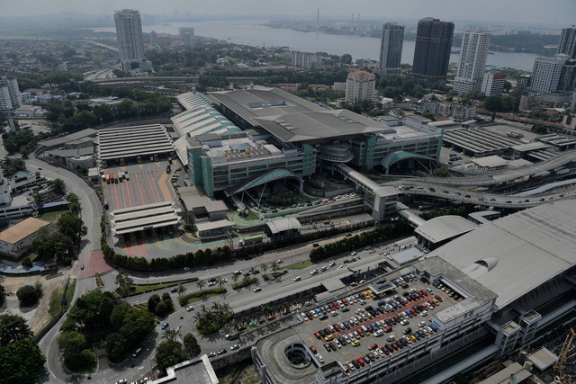 About 200,000 people travel on a daily basis through the CIQ centre in the Sultan Iskandar Building (pic) in Johor Baru and about 100,000 use the Sultan Abu Bakar Complex CIQ entry point. – Bernama pic, December 5, 2022