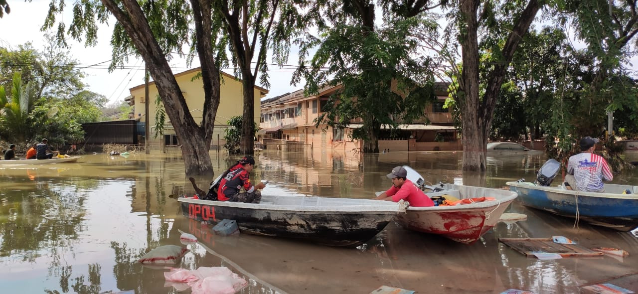 As the waters are slowly receding, more boats are hurrying into Taman Sri Muda to help those who have been stranded since Saturday. – ARJUN MOHANAKRISHNAN/The Vibes pic, December 20, 2021