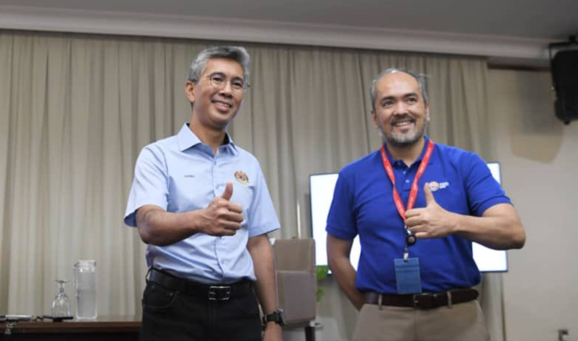 Outgoing Employees’ Provident Fund chief executive Alizakri Alias (right) notes that without Account 2, EPF members will not be able to use some of their savings to invest in a roof over their heads, in upgrading their skills, or in their health. – Twitter pic, March 2, 2021