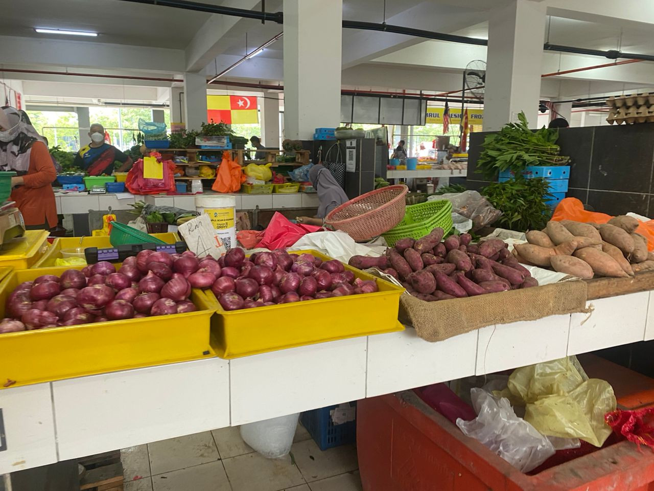 Retailers are forced to sell their vegetables cheaply or give them away for free to customers to avoid their produce becoming rot due to lack of consumer demand. – SUBASHINI SIVASANKAR/The Vibes pic, February 4, 2023