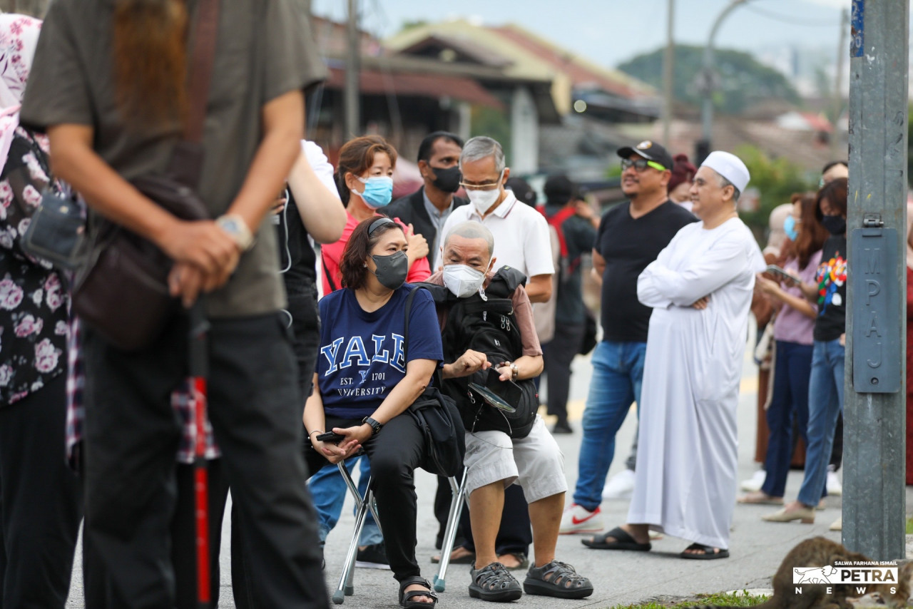 Voters waiting in line to vote at the voting centre at SJK(C) Selayang Baru. – NOOREEZA HASHIM/The Vibes pic, August 12, 2023