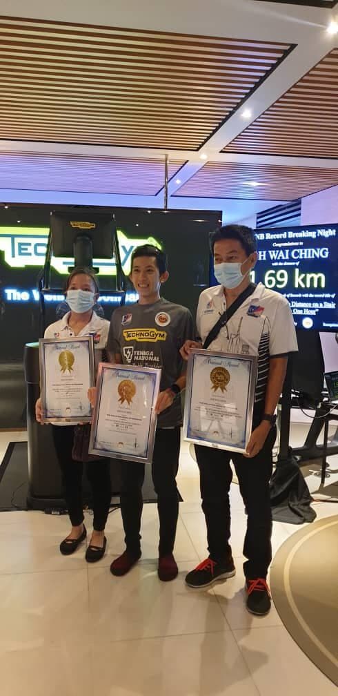 Soh Wai Ching with his father Soh Key Thee and mother Tan Lai Siam. - Pic courtesy of Soh Wai Ching
