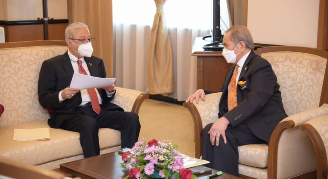 Entrepreneur Development and Cooperatives Minister Datuk Seri Wan Junaidi Tuanku Jaafar (right) submitting a new set of guidelines to expedite the reopening of small businesses in Malaysia to Deputy Prime Minister Datuk Seri Ismail Sabri Yaakob. – Wan Junaidi Tuanku Jaafar Facebook pic, July 27, 2021