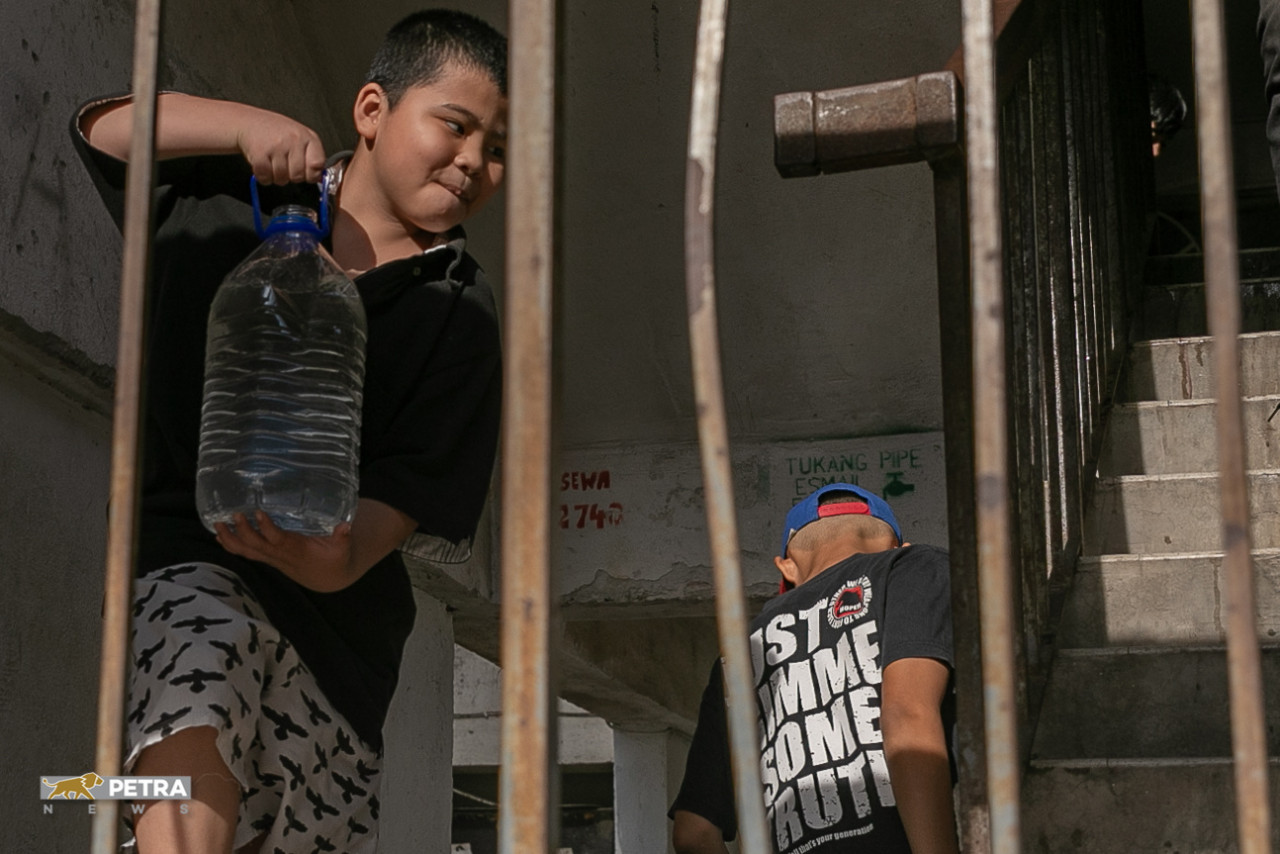 For some, water cuts are a time to lend a helping hand. – SAIRIEN NAFIS/The Vibes pic, March 31, 2021