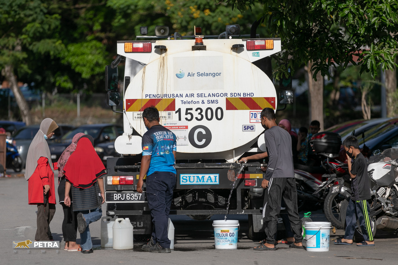 Many used whatever vessel they could find around the house to fill with water from an Air Selangor tanker. – SAIRIEN NAFIS/The Vibes pic, March 31, 2021