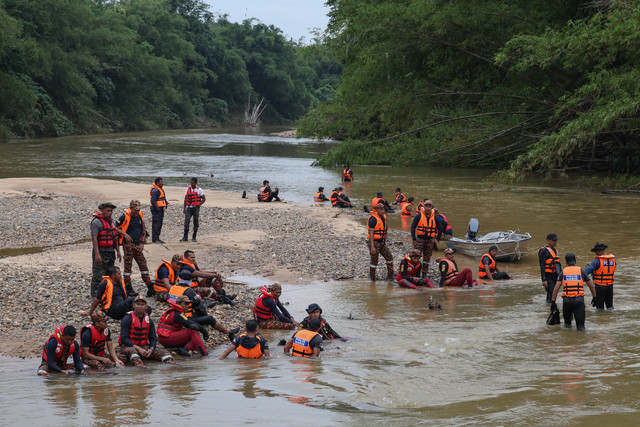 The rescue team takes a break after an exhaustive search for victims of the Jeram Air Putih water surge tragedy. – Bernama pic, July 8, 2023