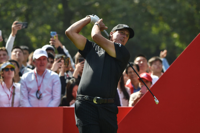 Mental focus, unique club help Mickelson turn back clock