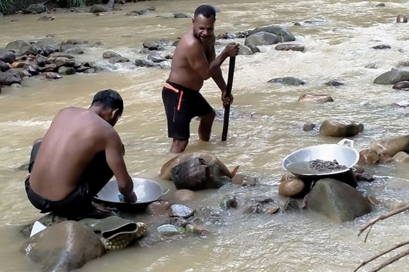 Pandemic panners: Indonesians hunt for gold in desperate times