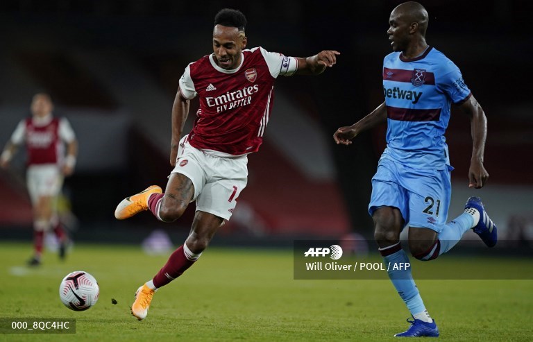 Arsenal strikes late but beats West Ham