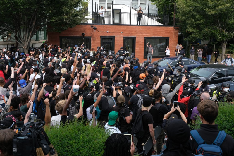 Protests erupt in US over charges in Breonna Taylor shooting