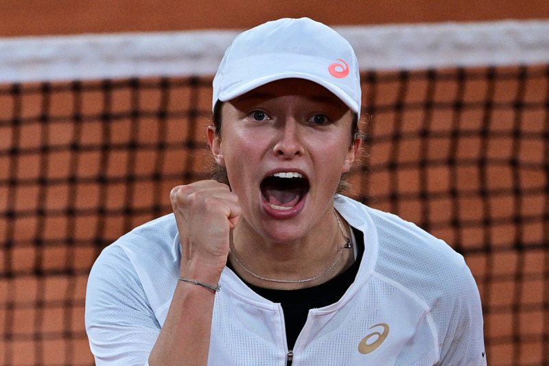 Swiatek shocks Halep at Roland Garros