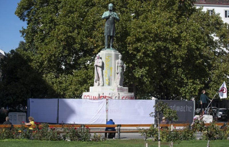 Anti-Semitic ex-mayor becomes magnet for Vienna statue protests