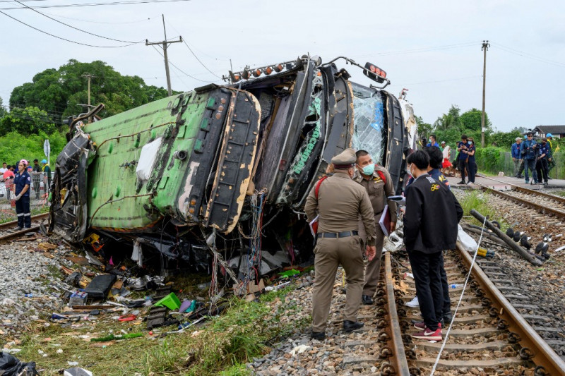 18 dead in Thailand bus-train collision
