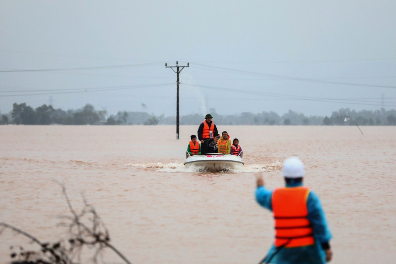 Agong stresses importance of SOPs at flood relief centres