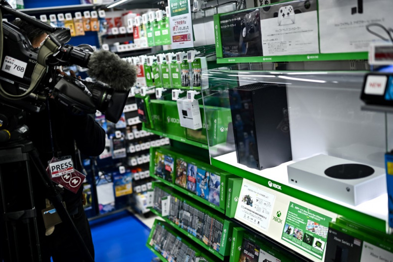 New Xbox hits stores, launching holiday season console war