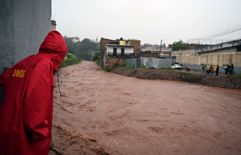 Iota, weakened but deadly, rips through Central America
