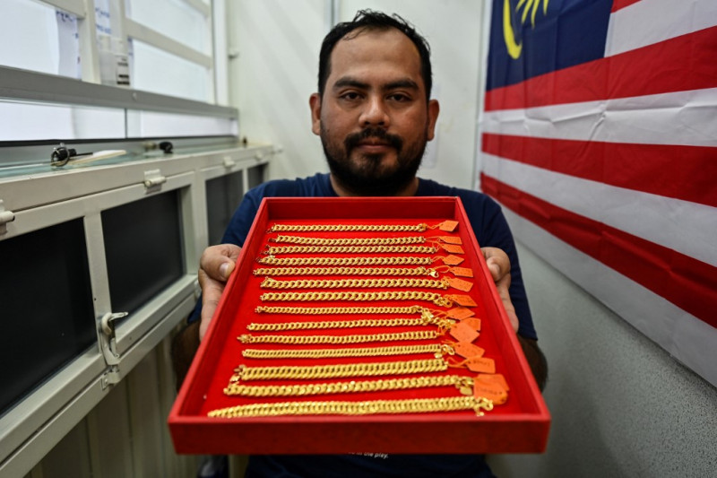 Malaysian goldsmiths mould a profit out of pandemic