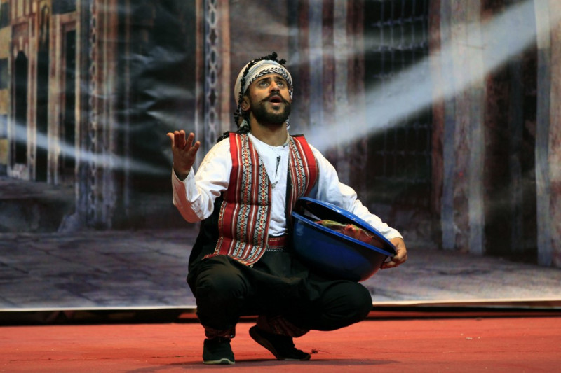 Struggling artists bring smiles in war-weary Yemen