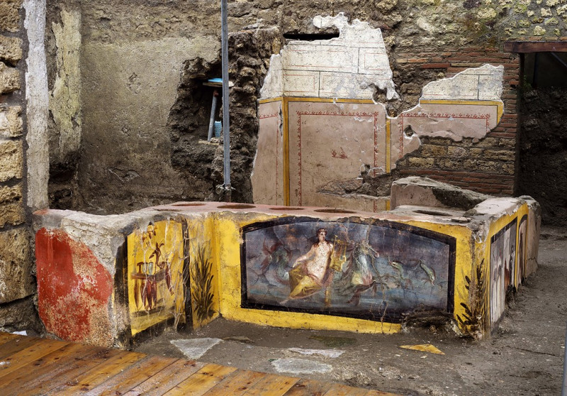 'Fast-food' bar frozen in Pompeii ash gives clues on Roman snacking habits