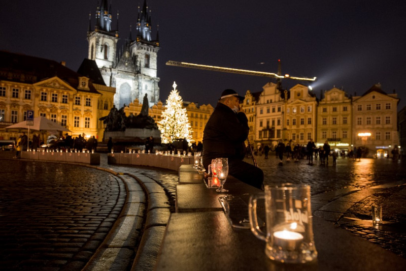 Prague protests restrictions with beer glass chain