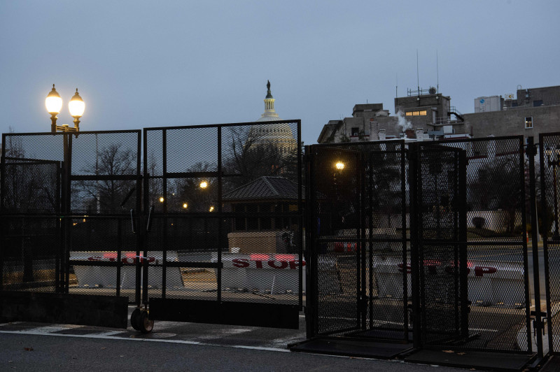 Man with gun arrested at Washington security checkpoint