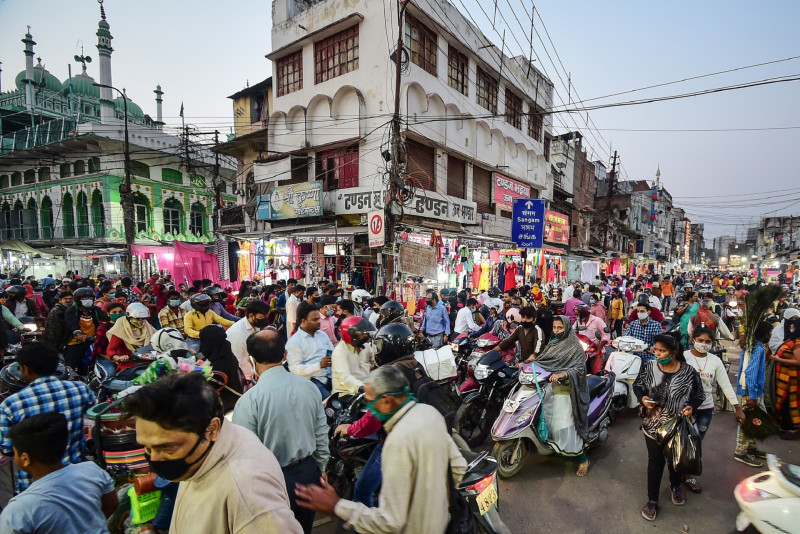 Shoppers shrug off pandemic, pollution ahead of India's biggest festival