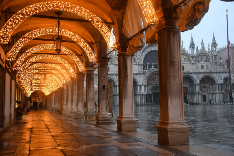 Venice gold brightens Christmas spirit