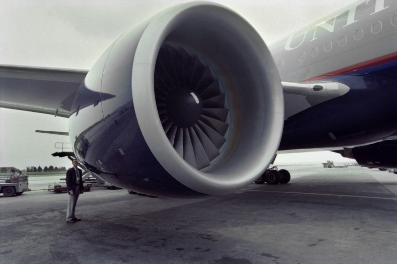 Regulator orders deeper testing after Boeing engine scare