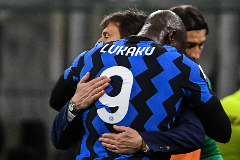 Milan desperate to cling on as Inter race towards Serie A title