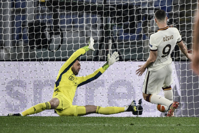 Roma line up Europa League semi with United
