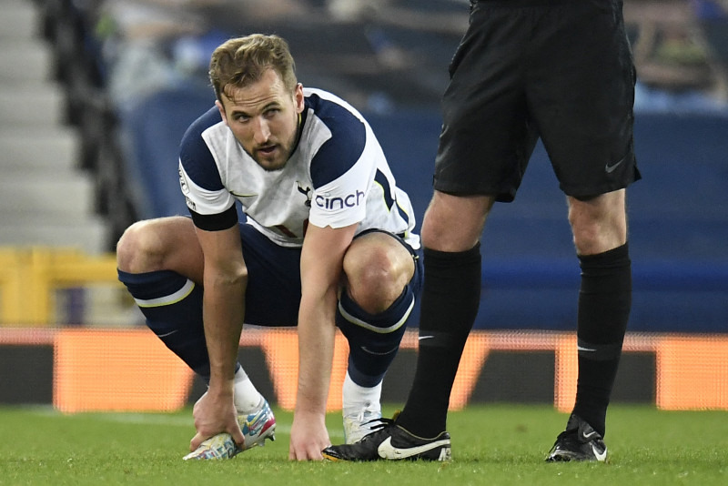 Ankle injury clouds Kane double as Spurs draw with Everton