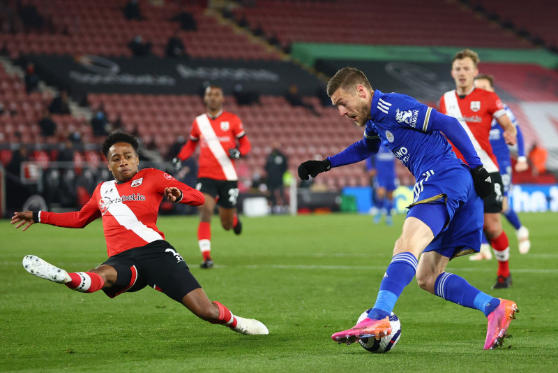 Leicester come from behind to hold 10-man Southampton
