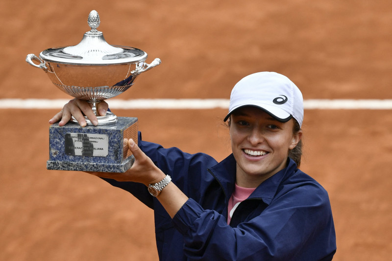 Swiatek serene as questions linger over French Open rivals