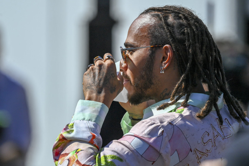 Lewis Hamilton extends contract with 'incredible' Mercedes to 2023