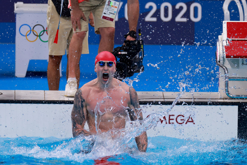 Adam Peaty wins 100m breaststroke gold 