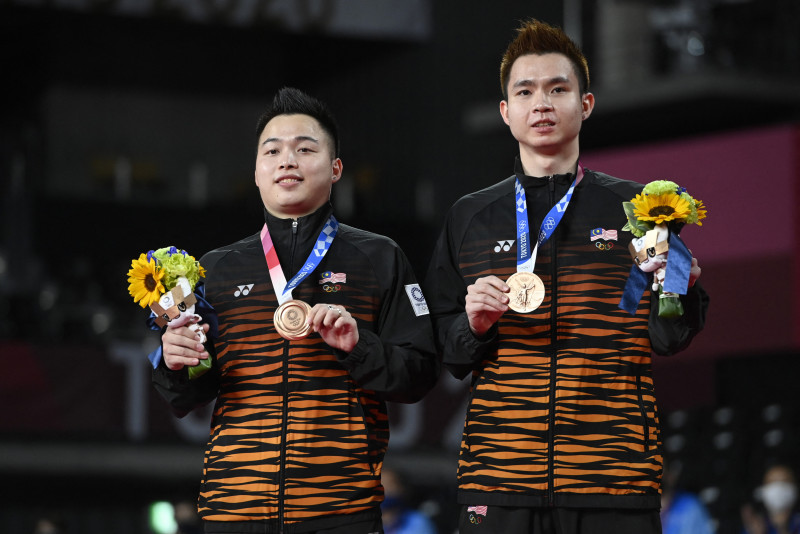 Olympic bronze medallist Aaron Chia receives RM50,000 reward from Melaka gov’t