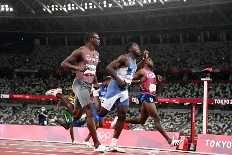 American Noah Lyles qualifies for 200m final despite finish-line gaffe