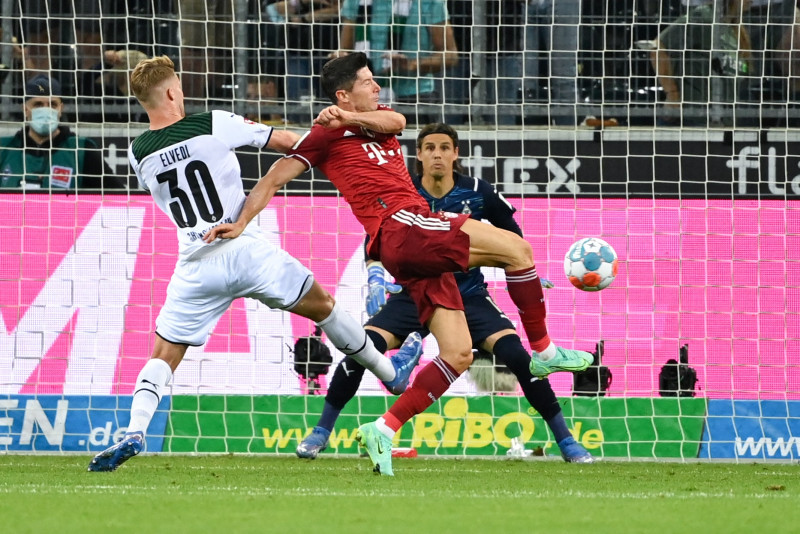 Lewandowski strikes as Bayern draw Bundesliga season opener
