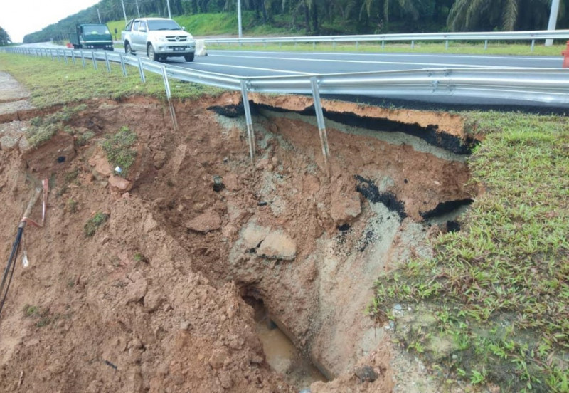 Jalan Kuantan-Segamat closed due to landslides