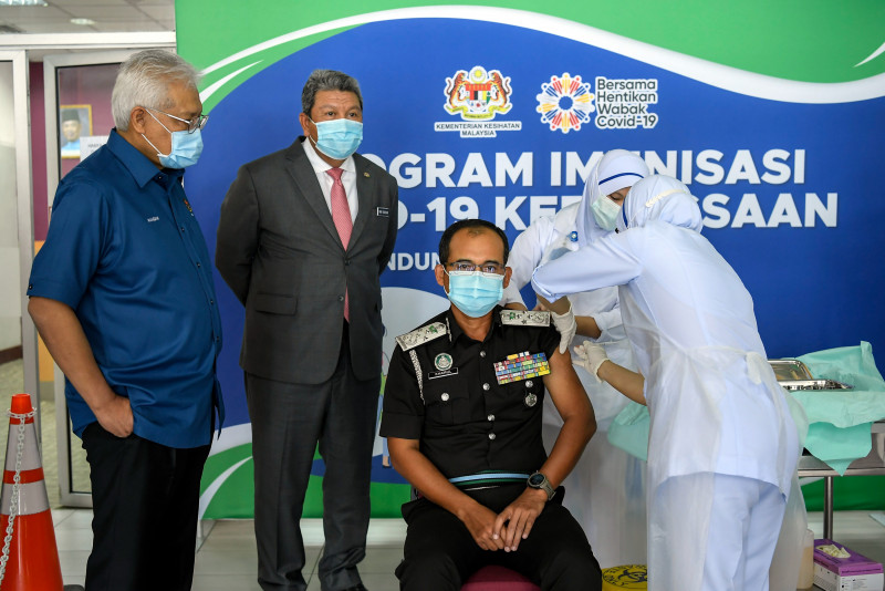 Home minister gives frontliner his turn in vaccination queue