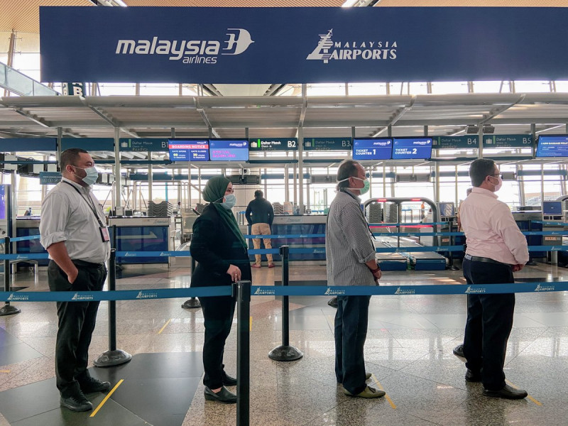 Sarawak cabbies urge mask mandate for airline passengers