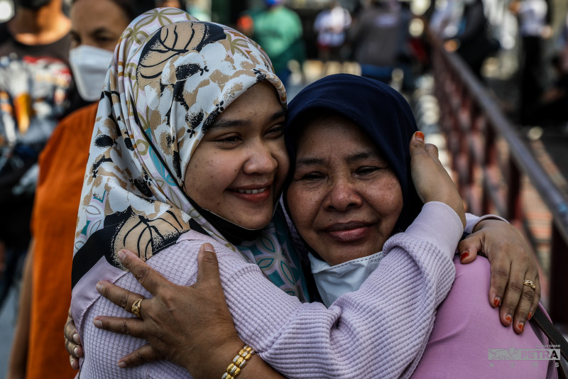 Tears of joy for mother-daughter duo at Malaysia-Thai border