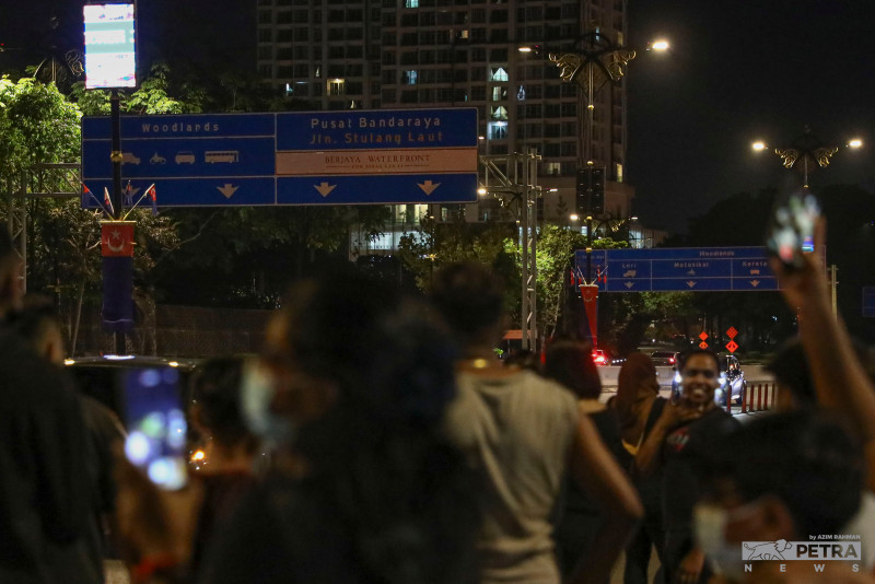 Large crowds, long travel hours: is daily hustle to work in S’pore worth it?