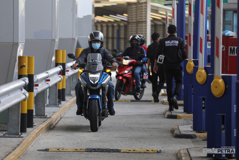 Johor MB suggests opening contra lanes to curb checkpoint congestion